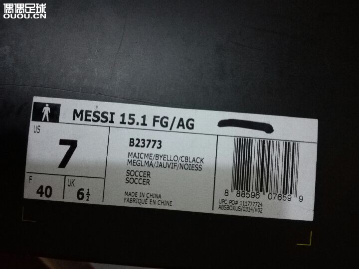 急求大家帮忙,朋友新买的穿了两场,有线头和脱胶的现象,大家看看这鞋真的假的,穿一两次会开胶吗?