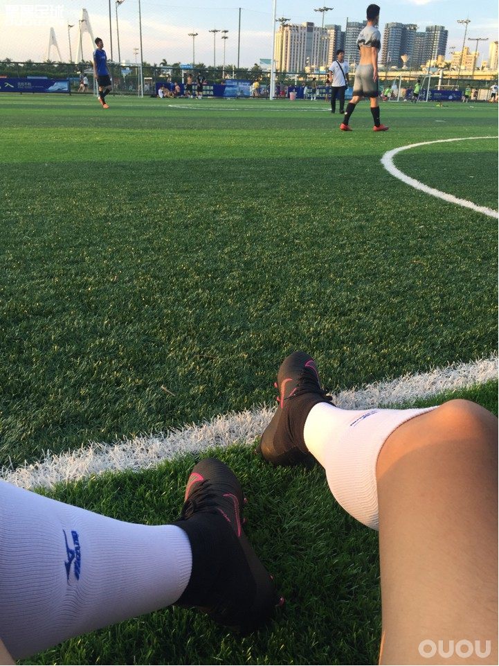 NIKE MERCURIAL SUPERFLY V AGPRO 实战测评原来说周三发的,因为台风原因比赛取消了,改到了今天。