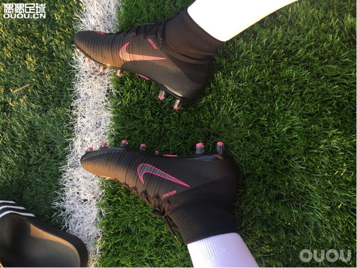 NIKE MERCURIAL SUPERFLY V AGPRO 实战测评原来说周三发的,因为台风原因比赛取消了,改到了今天。