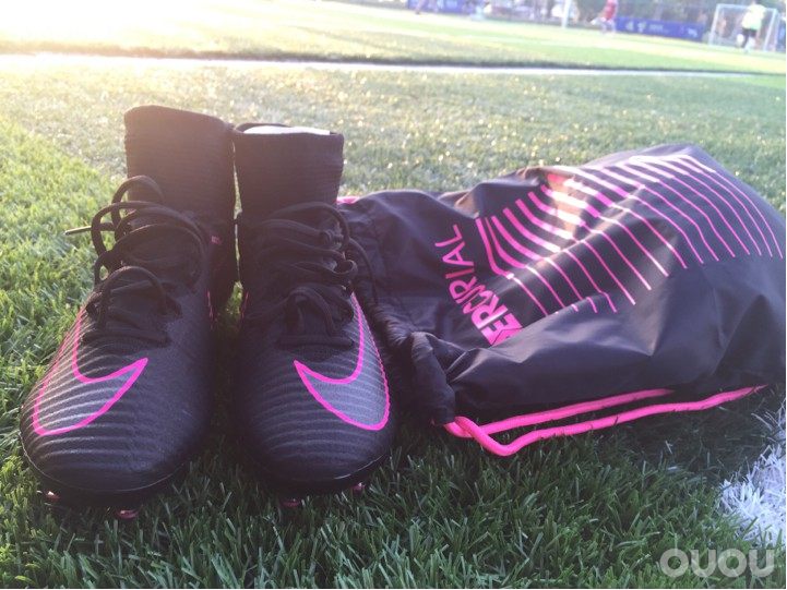 NIKE MERCURIAL SUPERFLY V AGPRO 实战测评原来说周三发的,因为台风原因比赛取消了,改到了今天。