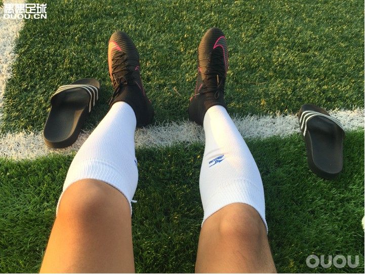 NIKE MERCURIAL SUPERFLY V AGPRO 实战测评原来说周三发的,因为台风原因比赛取消了,改到了今天。