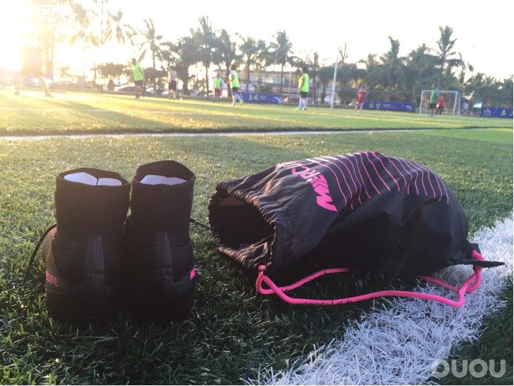 NIKE MERCURIAL SUPERFLY V AGPRO 实战测评原来说周三发的,因为台风原因比赛取消了,改到了今天。