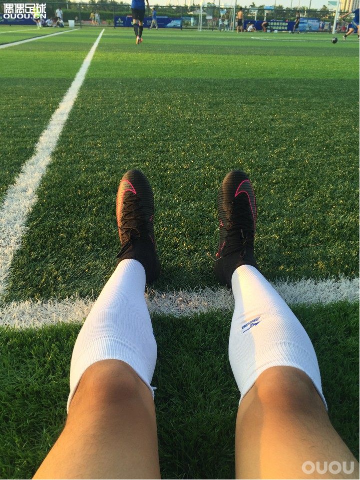 NIKE MERCURIAL SUPERFLY V AGPRO 实战测评原来说周三发的,因为台风原因比赛取消了,改到了今天。