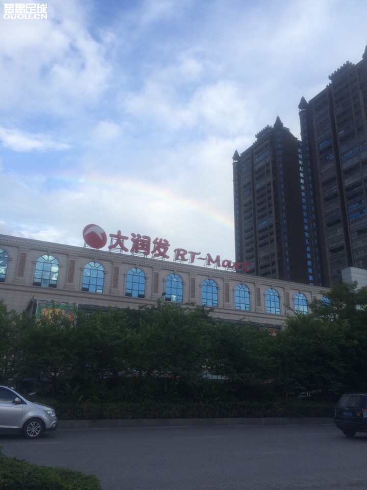 大雨过后必有彩虹,雨后的球场