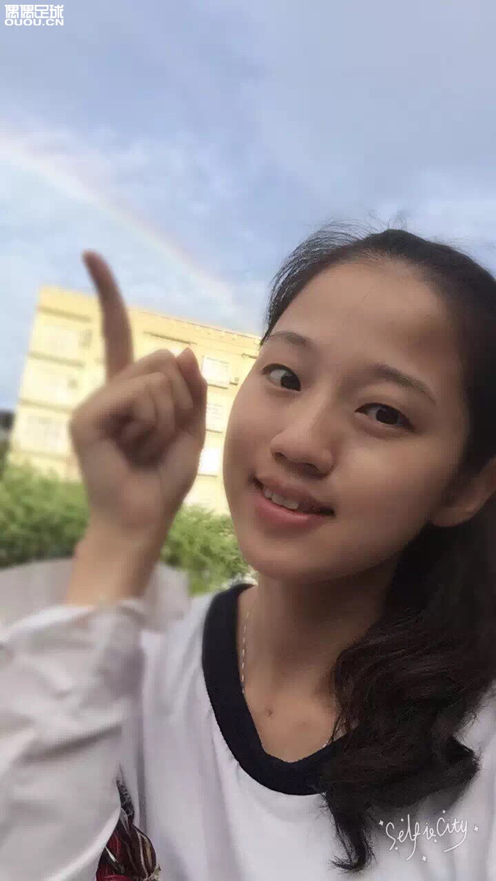 大雨过后必有彩虹,雨后的球场