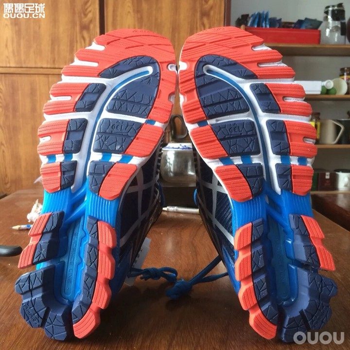 诸位大神,跪求鉴定装备。这是我看的一双鞋子准备热身用,求鉴定真假。谢谢啦。