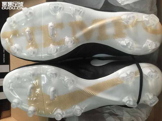 想入传奇6,为什么鞋底不一样了。