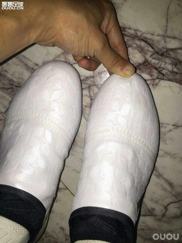 求鉴定一双x无鞋带,是真还是假?