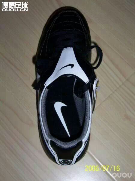 求问老鞋款式。偶然翻看电脑,发现了几张第一双360入正的耐克球鞋,陪我征战数载,最终操烂了。纪念一下。