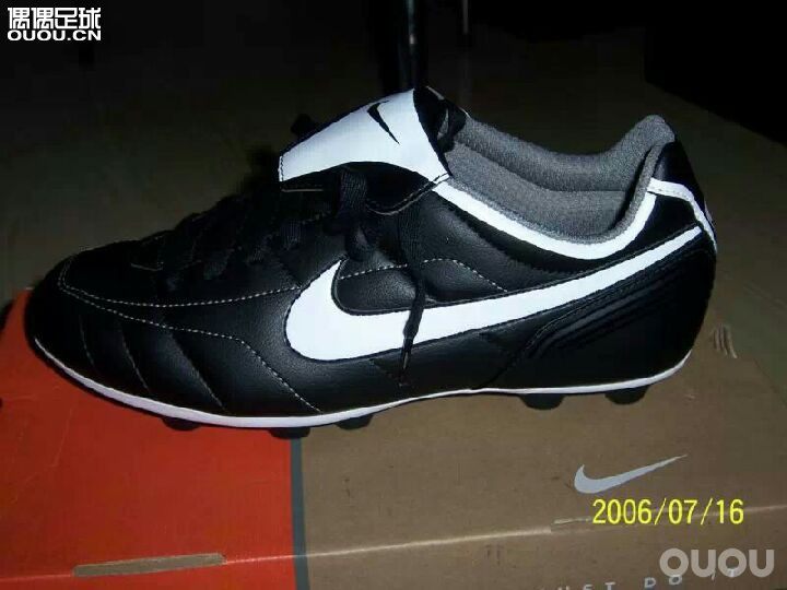 求问老鞋款式。偶然翻看电脑,发现了几张第一双360入正的耐克球鞋,陪我征战数载,最终操烂了。纪念一下。
