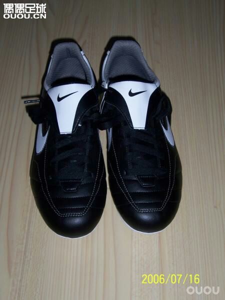 求问老鞋款式。偶然翻看电脑,发现了几张第一双360入正的耐克球鞋,陪我征战数载,最终操烂了。纪念一下。