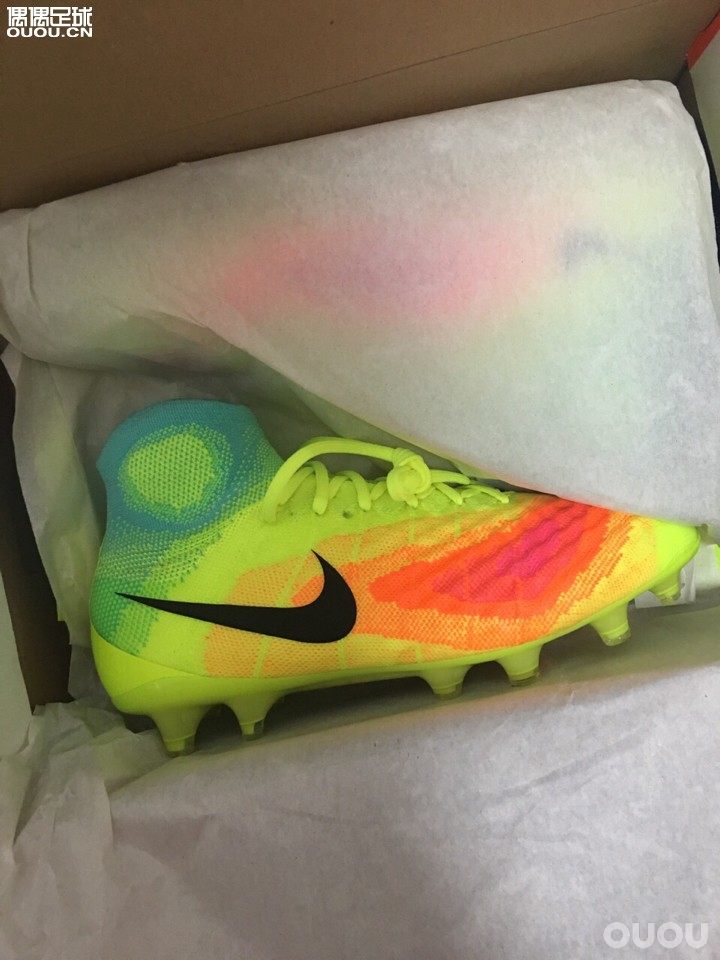 下午刚到的鬼牌2首发色是必答题,肯定是要收来把玩一下的。接下来的精英系列也会入一双来下地。