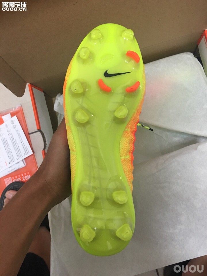 下午刚到的鬼牌2首发色是必答题,肯定是要收来把玩一下的。接下来的精英系列也会入一双来下地。