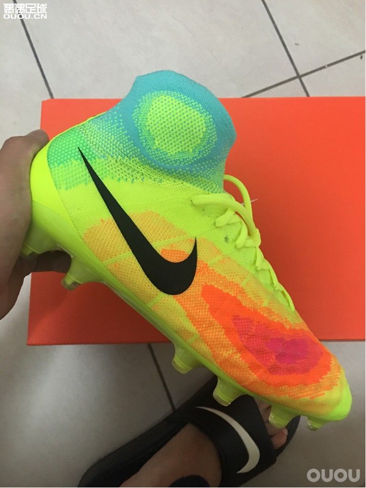 下午刚到的鬼牌2首发色是必答题,肯定是要收来把玩一下的。接下来的精英系列也会入一双来下地。