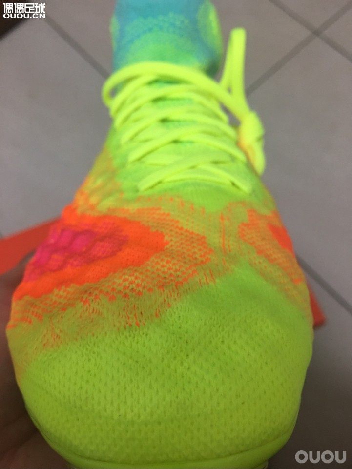 下午刚到的鬼牌2首发色是必答题,肯定是要收来把玩一下的。接下来的精英系列也会入一双来下地。