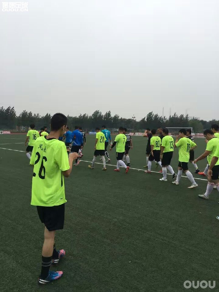 没想到一个3线城市的业余足球赛都这么黑暗球迷都看不下去了在场下喊。破市足协主席对一球迷说你瞎喊什么!