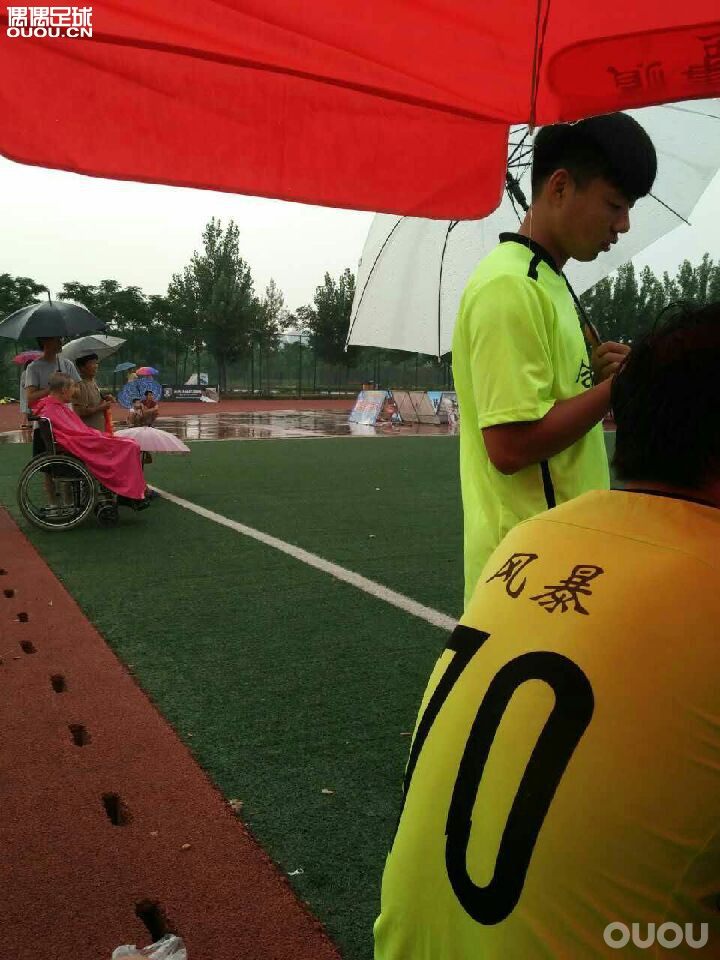 没想到一个3线城市的业余足球赛都这么黑暗球迷都看不下去了在场下喊。破市足协主席对一球迷说你瞎喊什么!