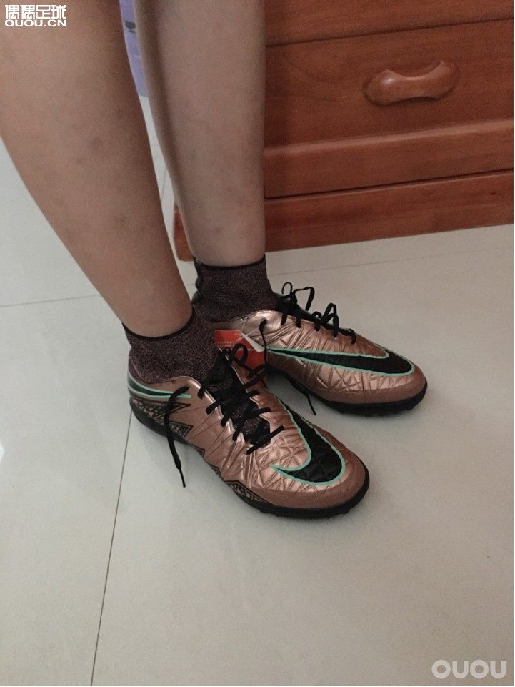 某宝 jpsport 店铺购入!大神们帮忙鉴定!鞋子包裹性很好,鞋面是有些硬!