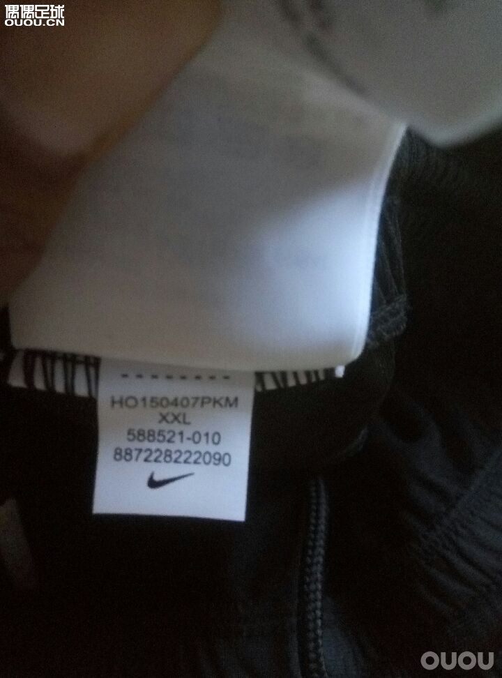 朋友一条耐克足球裤,真的留,假的退,个人觉得假,不敢枉自断定,请大神指教。