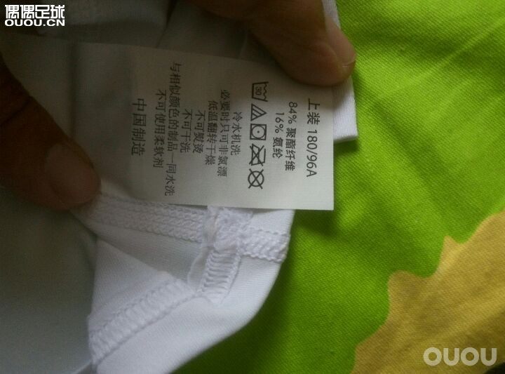 请大神帮忙鉴定一下这件安德玛紧身衣,谢谢各位了啊!