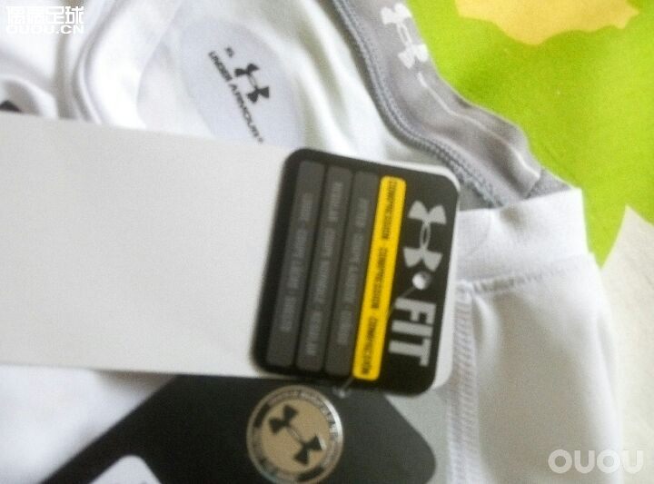 请大神帮忙鉴定一下这件安德玛紧身衣,谢谢各位了啊!