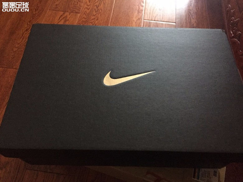 时隔一年后的足球装备,NIKEID 毒蜂2.5