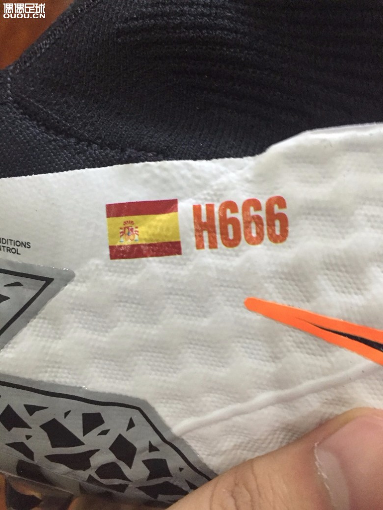 时隔一年后的足球装备,NIKEID 毒蜂2.5