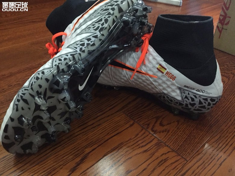 时隔一年后的足球装备,NIKEID 毒蜂2.5
