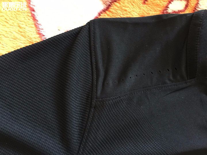 刚收了一件上赛季大巴黎的球员版二客,求大神帮鉴定真假,谢谢啦