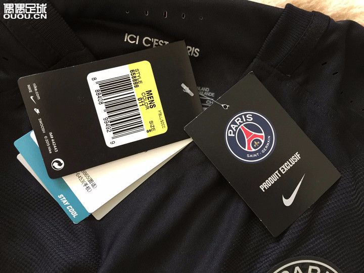 刚收了一件上赛季大巴黎的球员版二客,求大神帮鉴定真假,谢谢啦