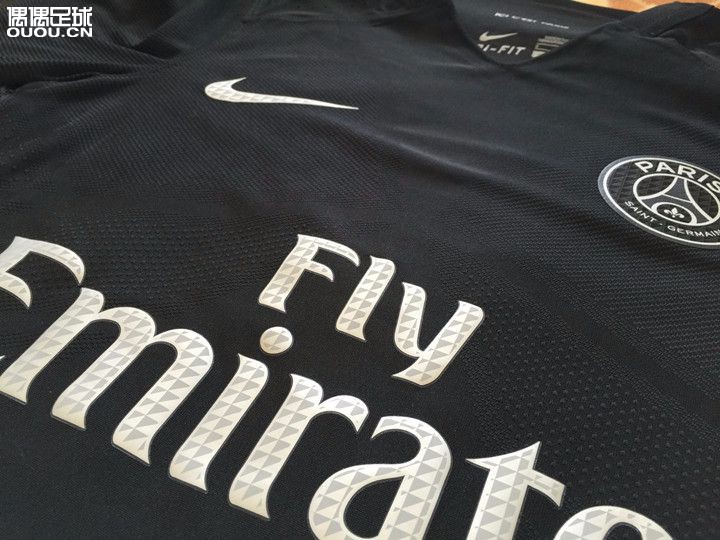 刚收了一件上赛季大巴黎的球员版二客,求大神帮鉴定真假,谢谢啦