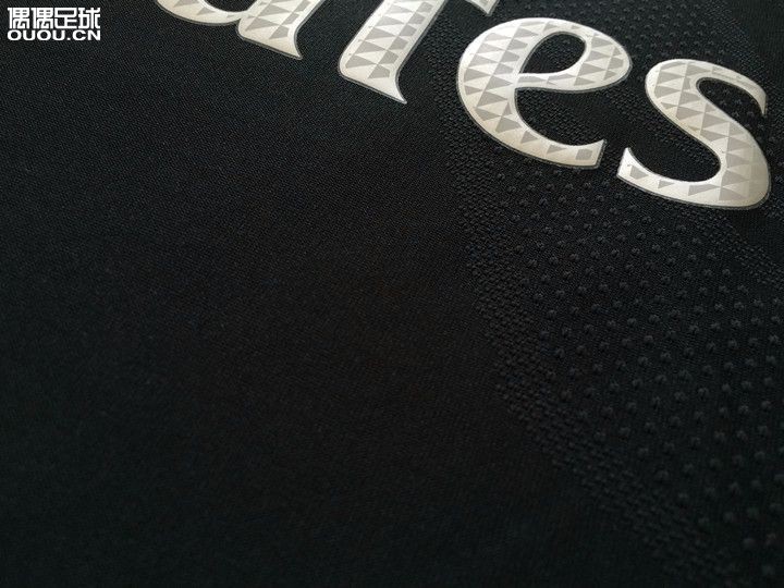 刚收了一件上赛季大巴黎的球员版二客,求大神帮鉴定真假,谢谢啦