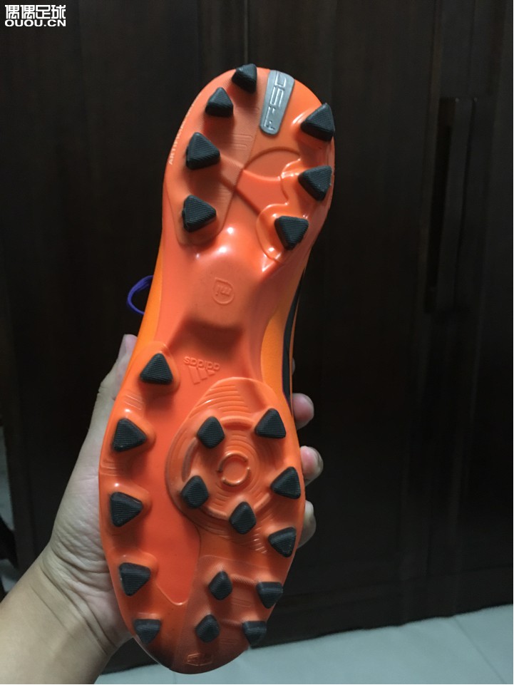 实战一场感受 轻 动作都自如了;皮面正合适,发力棒 停球稳;大底扎实 稳;就是后跟太滑