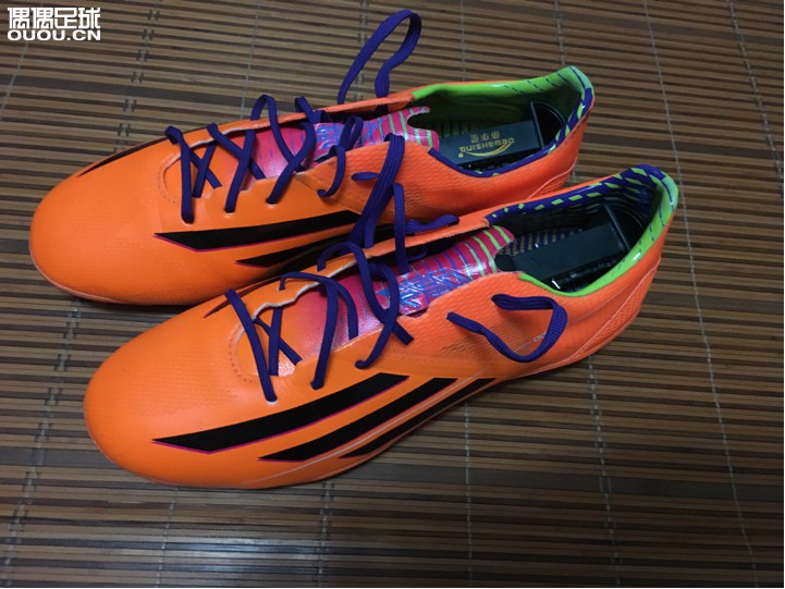 实战一场感受 轻 动作都自如了;皮面正合适,发力棒 停球稳;大底扎实 稳;就是后跟太滑