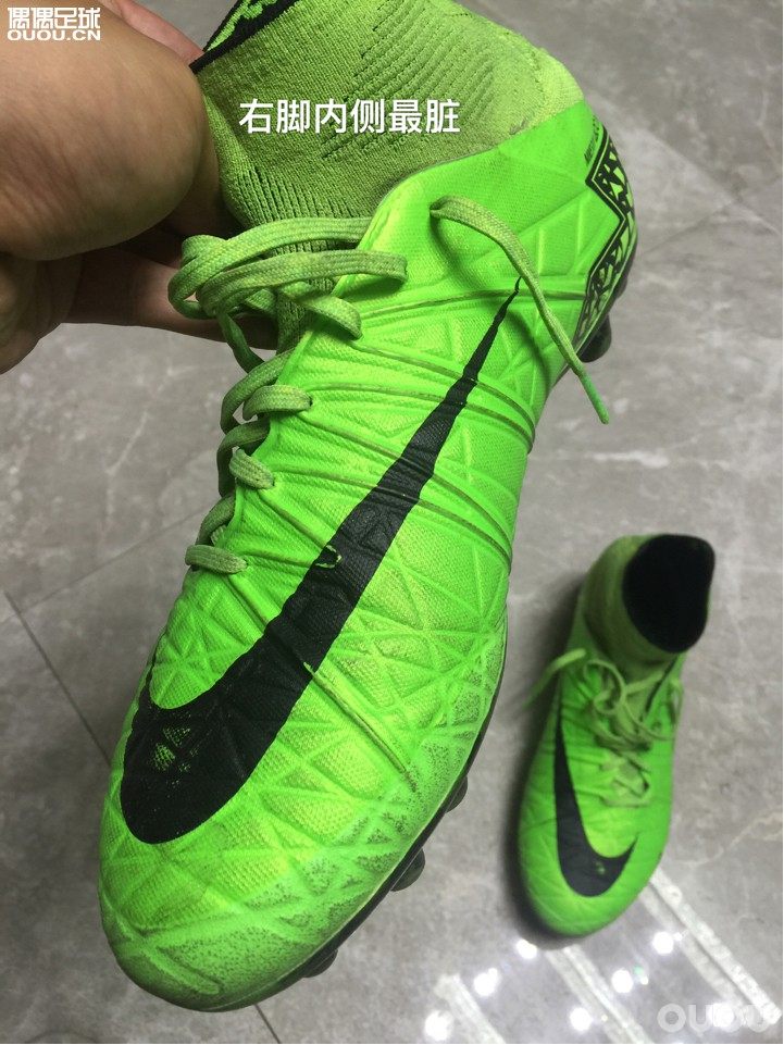 话不多说,不擦不舒服。下地后的擦鞋,是每次踢球回家后最开心的事。