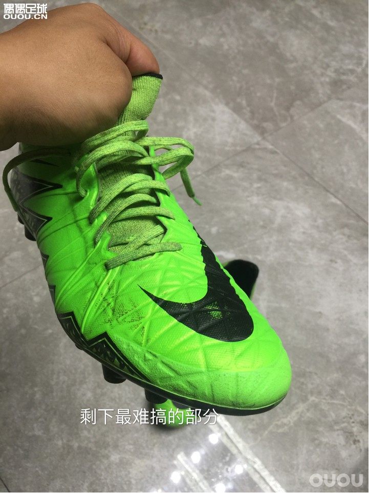 话不多说,不擦不舒服。下地后的擦鞋,是每次踢球回家后最开心的事。