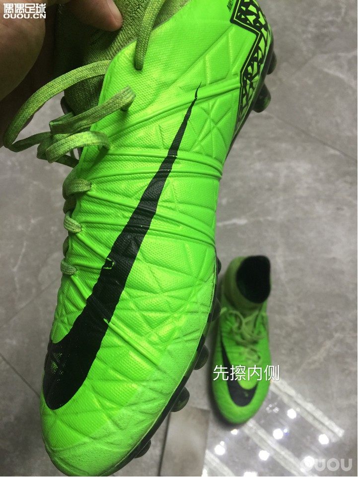 话不多说,不擦不舒服。下地后的擦鞋,是每次踢球回家后最开心的事。