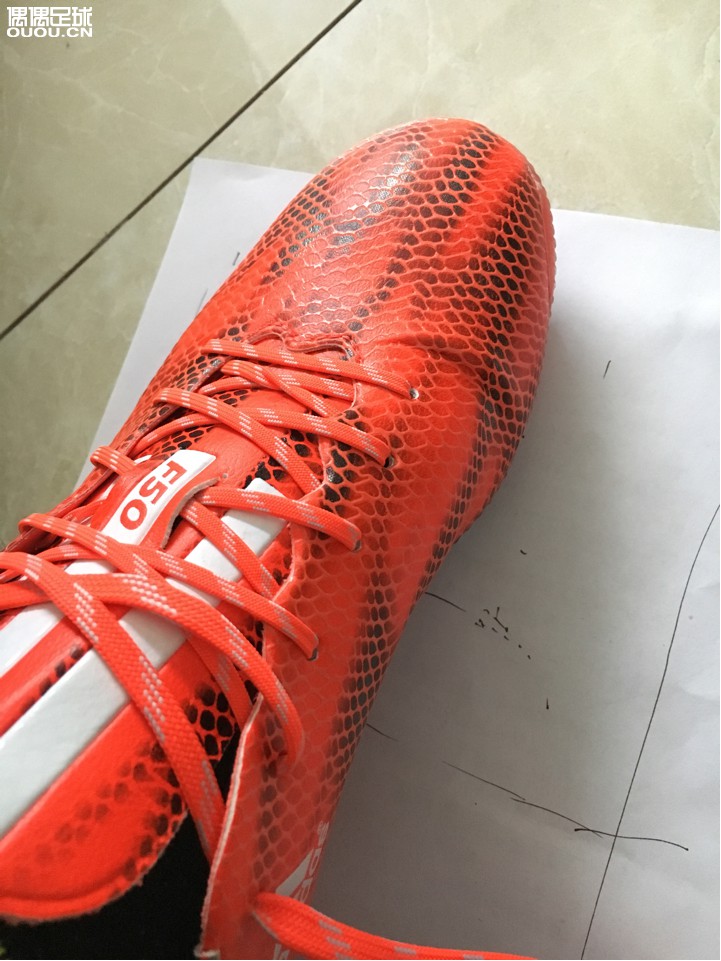 F50红龙穿进去鞋头内侧起褶皱正常吗