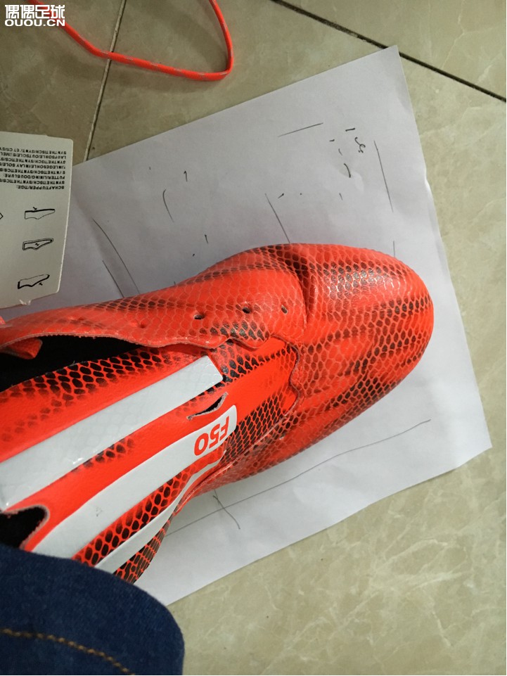 F50红龙穿进去鞋头内侧起褶皱正常吗