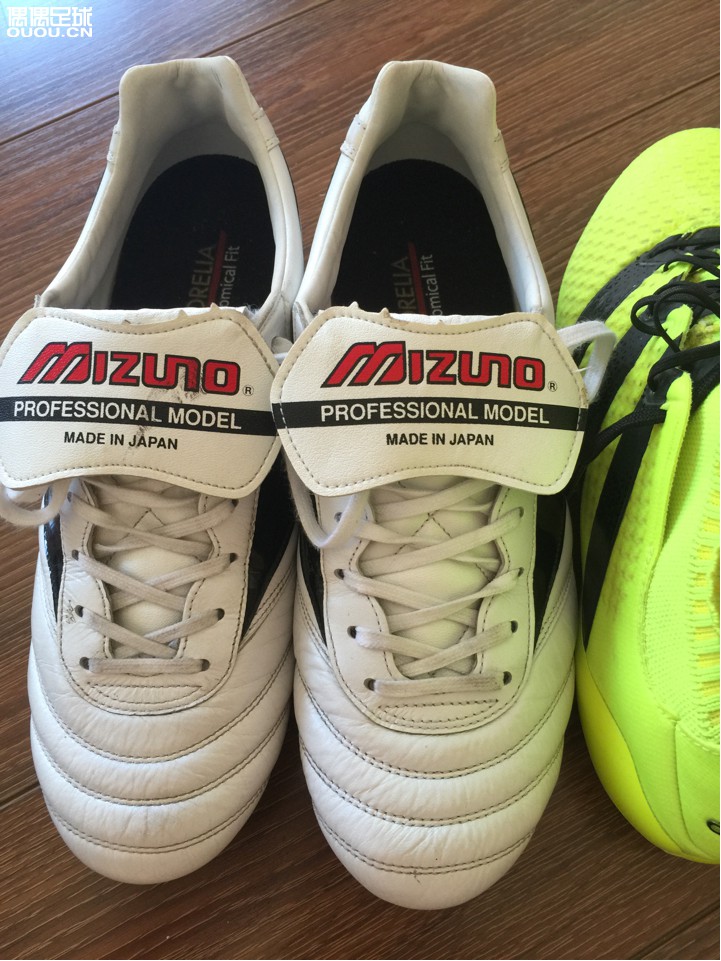 ace16.1纯ag下地了!我承认,阿迪的ag底确实舒服,这次下地的是地毯草,为了试鞋,勉强上了,鞋钉无压力!