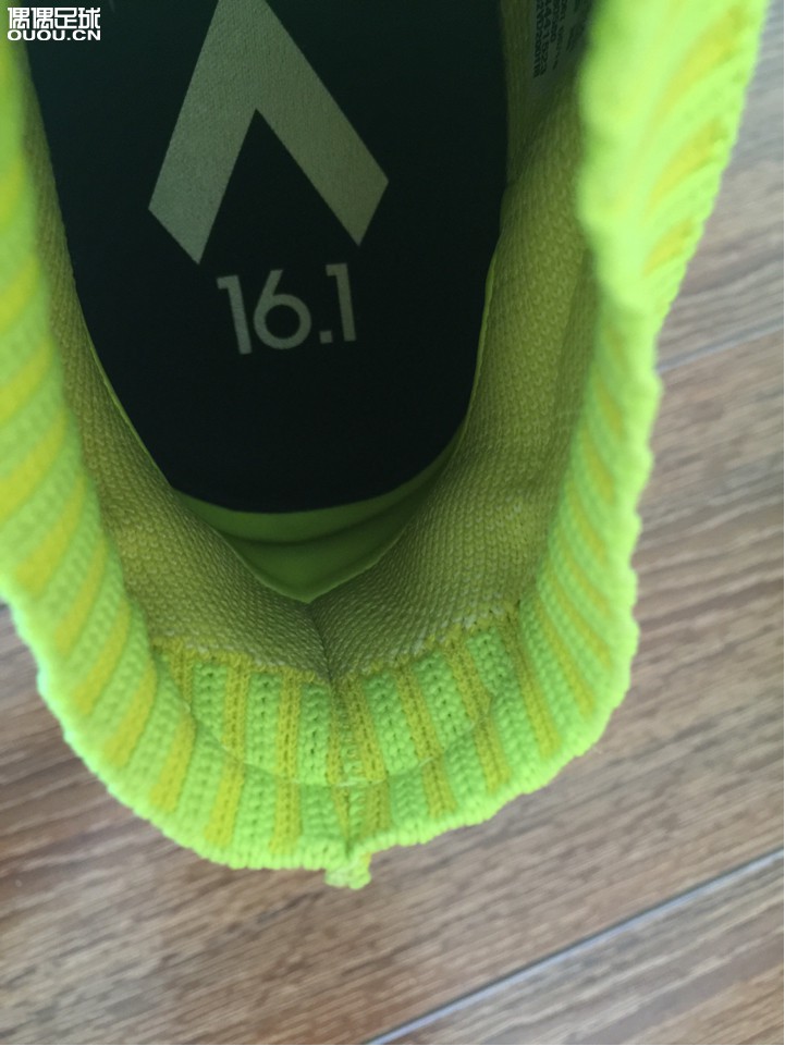 ace16.1纯ag下地了!我承认,阿迪的ag底确实舒服,这次下地的是地毯草,为了试鞋,勉强上了,鞋钉无压力!