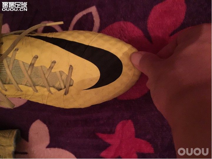 求教下有sf4的兄弟 个人毒蜂2.5穿275如图鞋头到脚尖有一指左右的空间 请问有sf4上脚经验的兄弟