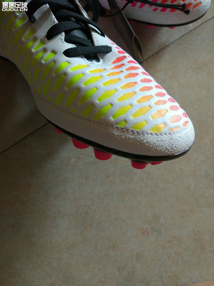 新入手一双鬼牌Ag,本来在选鬼牌还是传奇,后来在专卖店试了下,选了鬼牌。最后来张全家福??