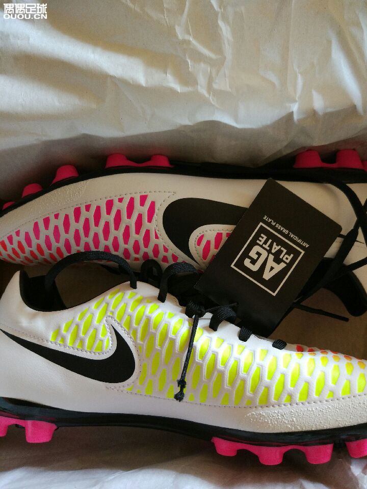 新入手一双鬼牌Ag,本来在选鬼牌还是传奇,后来在专卖店试了下,选了鬼牌。最后来张全家福??