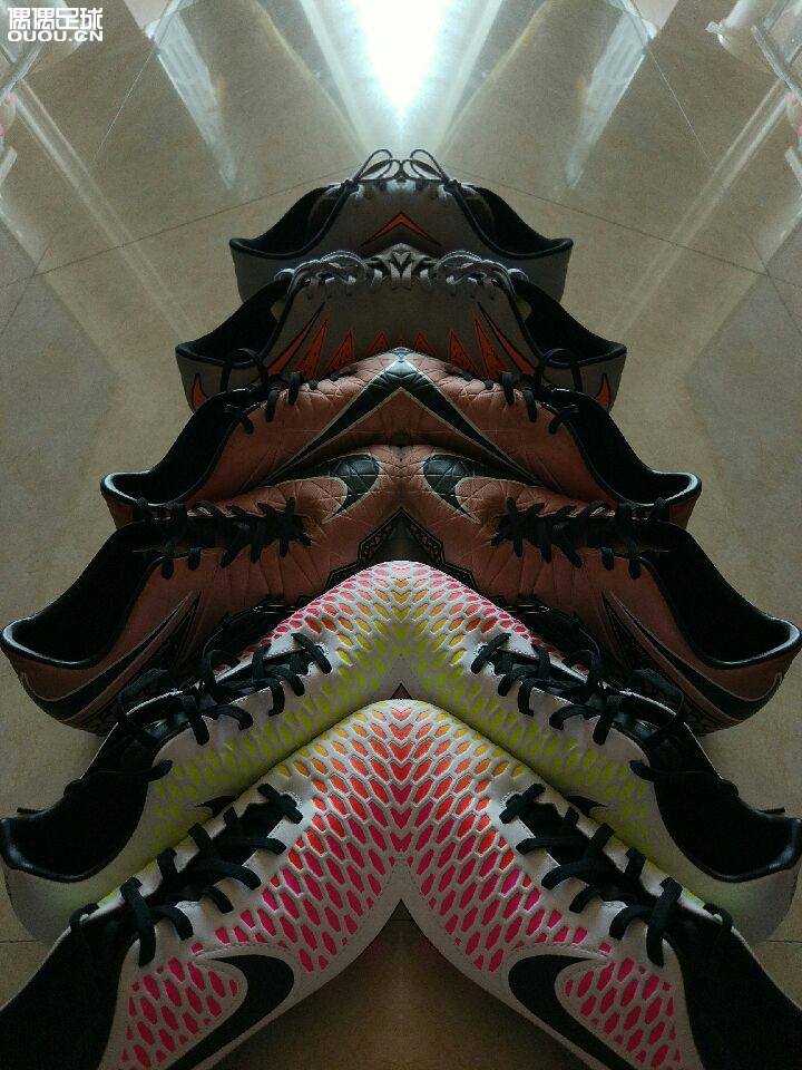 新入手一双鬼牌Ag,本来在选鬼牌还是传奇,后来在专卖店试了下,选了鬼牌。最后来张全家福??