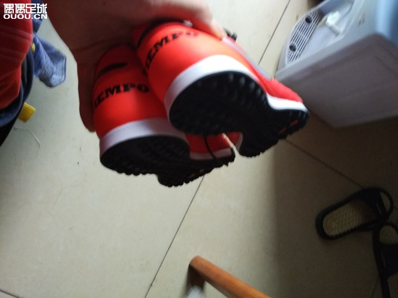 从闲鱼上收购的一双传奇5?碎钉足球鞋。帮忙看下真假。