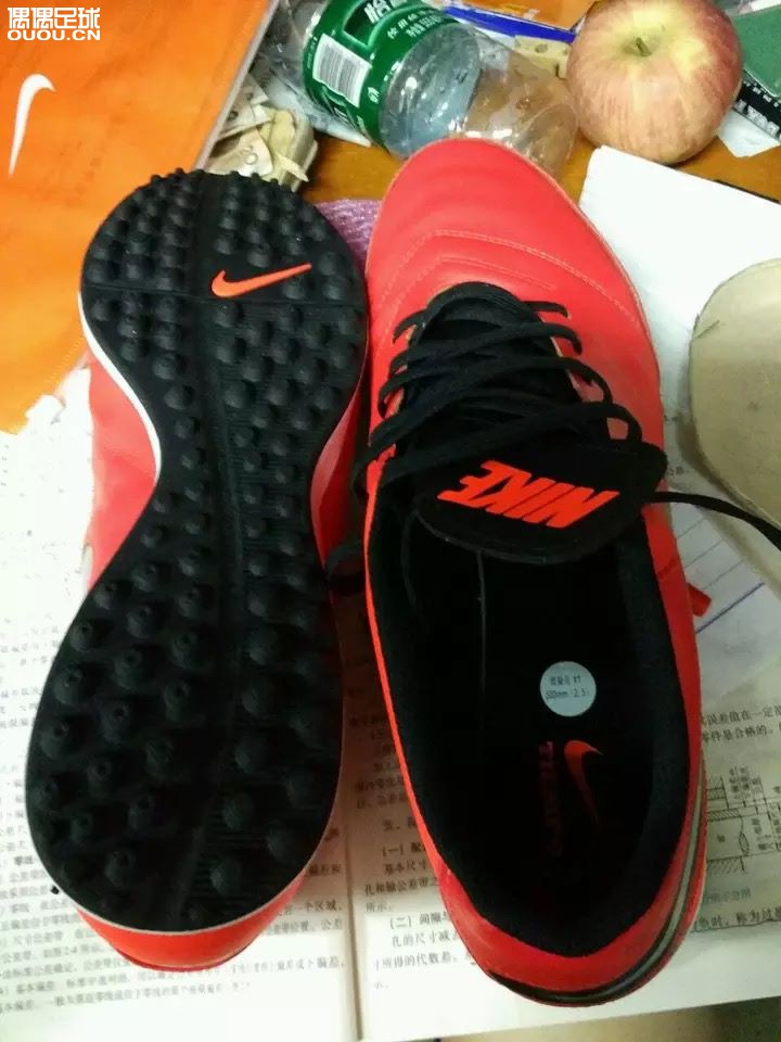 从闲鱼上收购的一双传奇5?碎钉足球鞋。帮忙看下真假。
