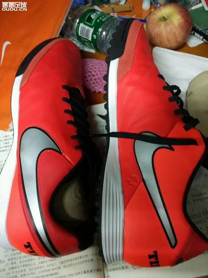 从闲鱼上收购的一双传奇5?碎钉足球鞋。帮忙看下真假。