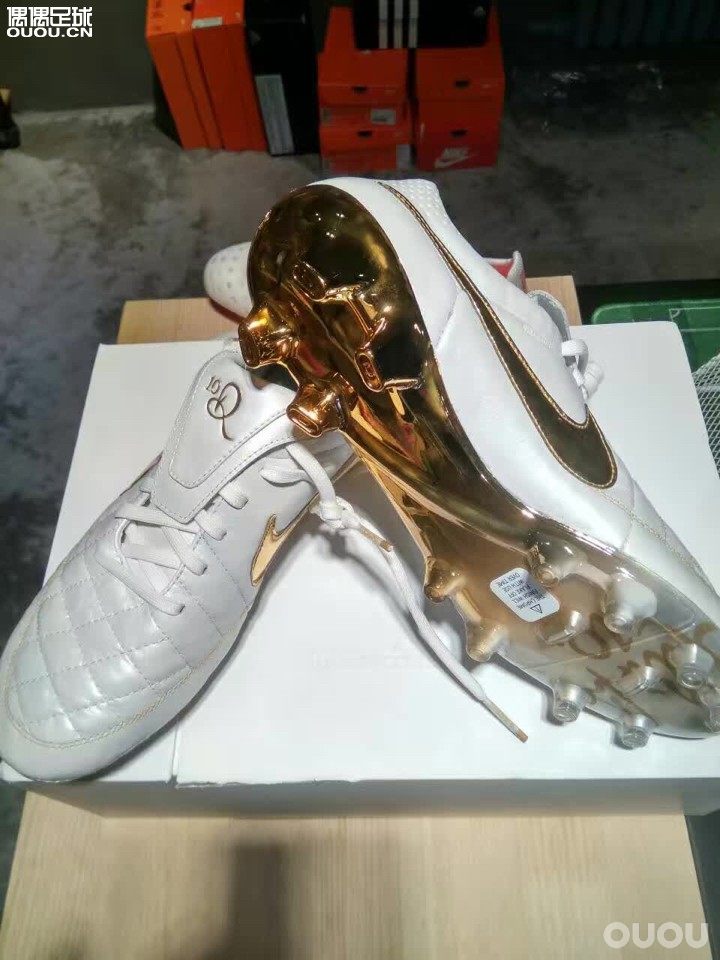 深夜发帖,晒晒几双镇店之宝!本人也是足球鞋发烧友 因为爱好 所以在长春市开了家足球装备的实体店!