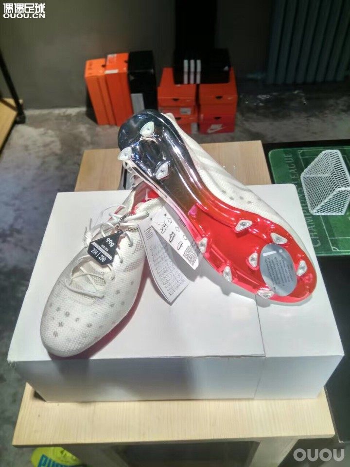 深夜发帖,晒晒几双镇店之宝!本人也是足球鞋发烧友 因为爱好 所以在长春市开了家足球装备的实体店!